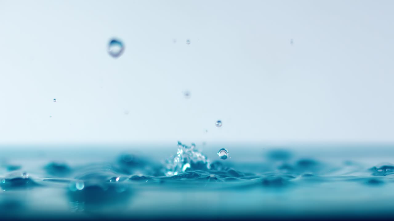 물방울이 슈퍼 슬로우 모션으로 떨어지는 클로즈업입니다.