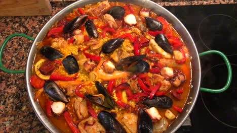 Traditionelles-Spanisches-Paella-gericht-Mit-Meeresfrüchten-Zu-Hause-Kochen,-Leckeres-Spanisches-Gericht-Mit-Reis-Und-Meeresfrüchten