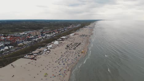 Imágenes-De-Drones-De-Una-Playa-Llena-De-Gente-A-Lo-Largo-De-La-Costa-De-Zandoort,-Países-Bajos