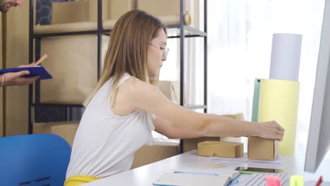 pareja emprendedora en la oficina de una pequeña tienda de ropa en línea.