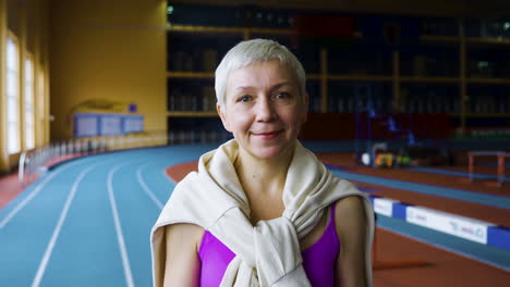 Mujer-Mayor-En-Pista-De-Atletismo