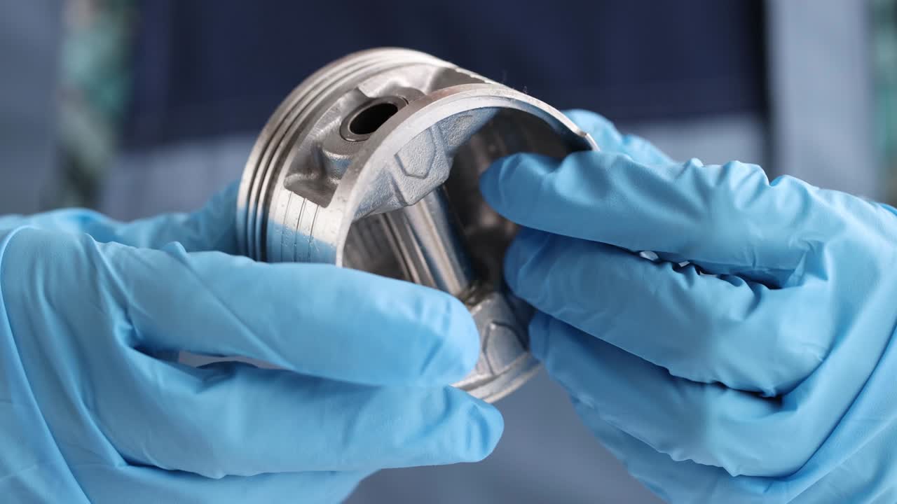 maestro de reparación sosteniendo un nuevo pistón para el coche primer plano película 4k