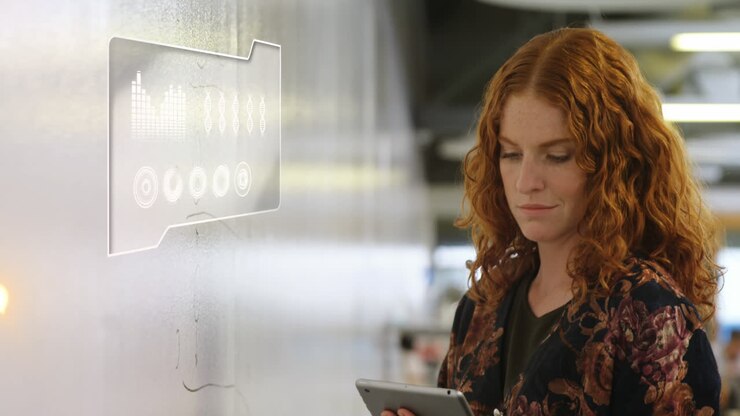 Interfaccia digitale con donna che usa un tablet in ufficio