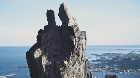 在挪威的洛福登 (lofoten),一個人爬上極其危險的懸崖