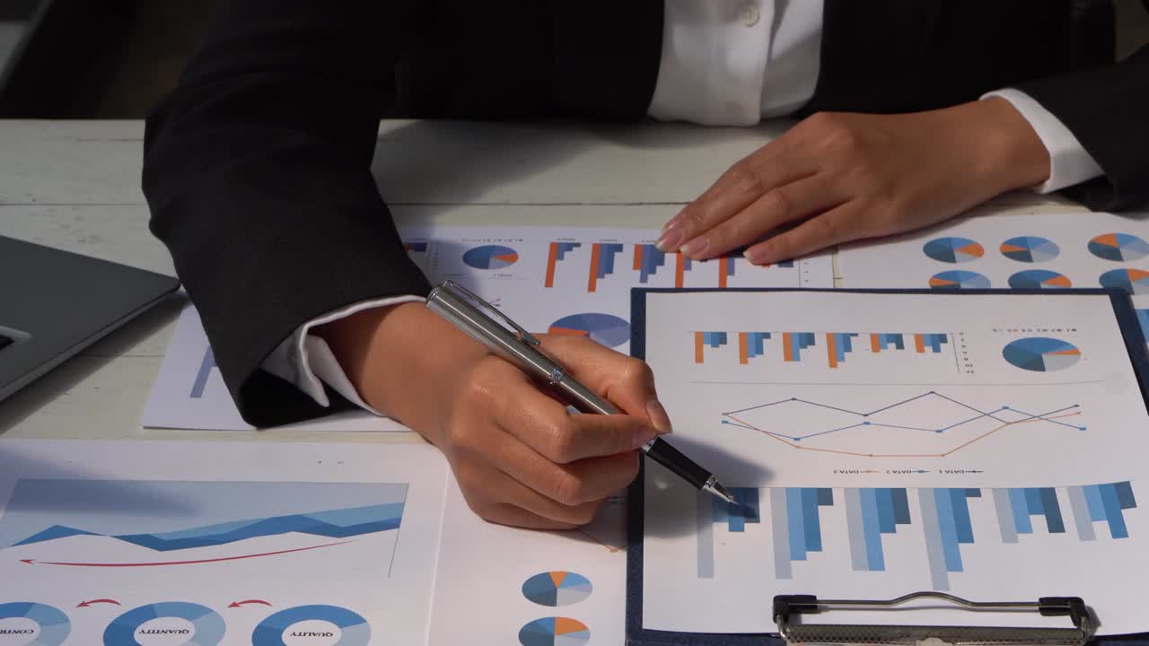 empresario que trabaja en el gráfico financiero con una reunión de equipo de negocios y discutiendo planes de proyecto. hablar en la sala de reuniones inversores profesionales que trabajan en proyectos de negocios.