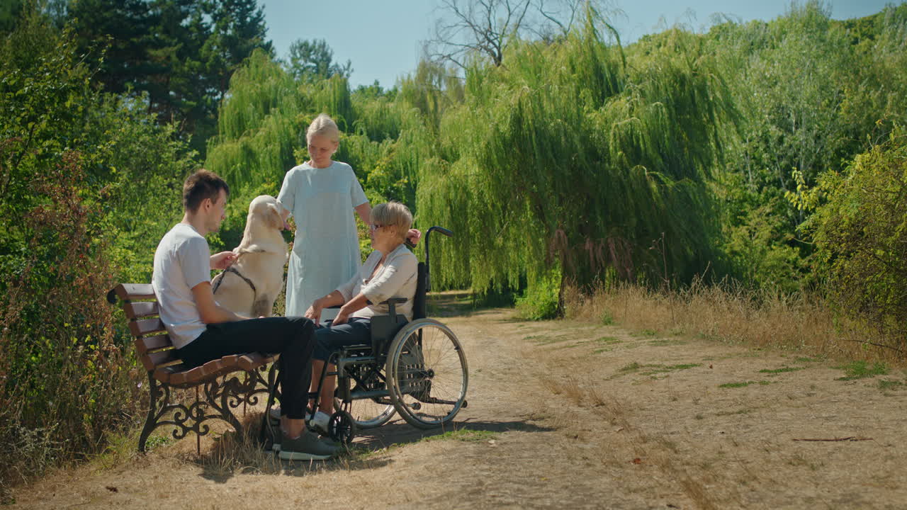 Famiglia che si gode una visita al parco con un cane