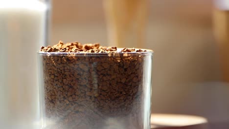 cucharadita de café para recoger gránulos de café de un frasco de vidrio