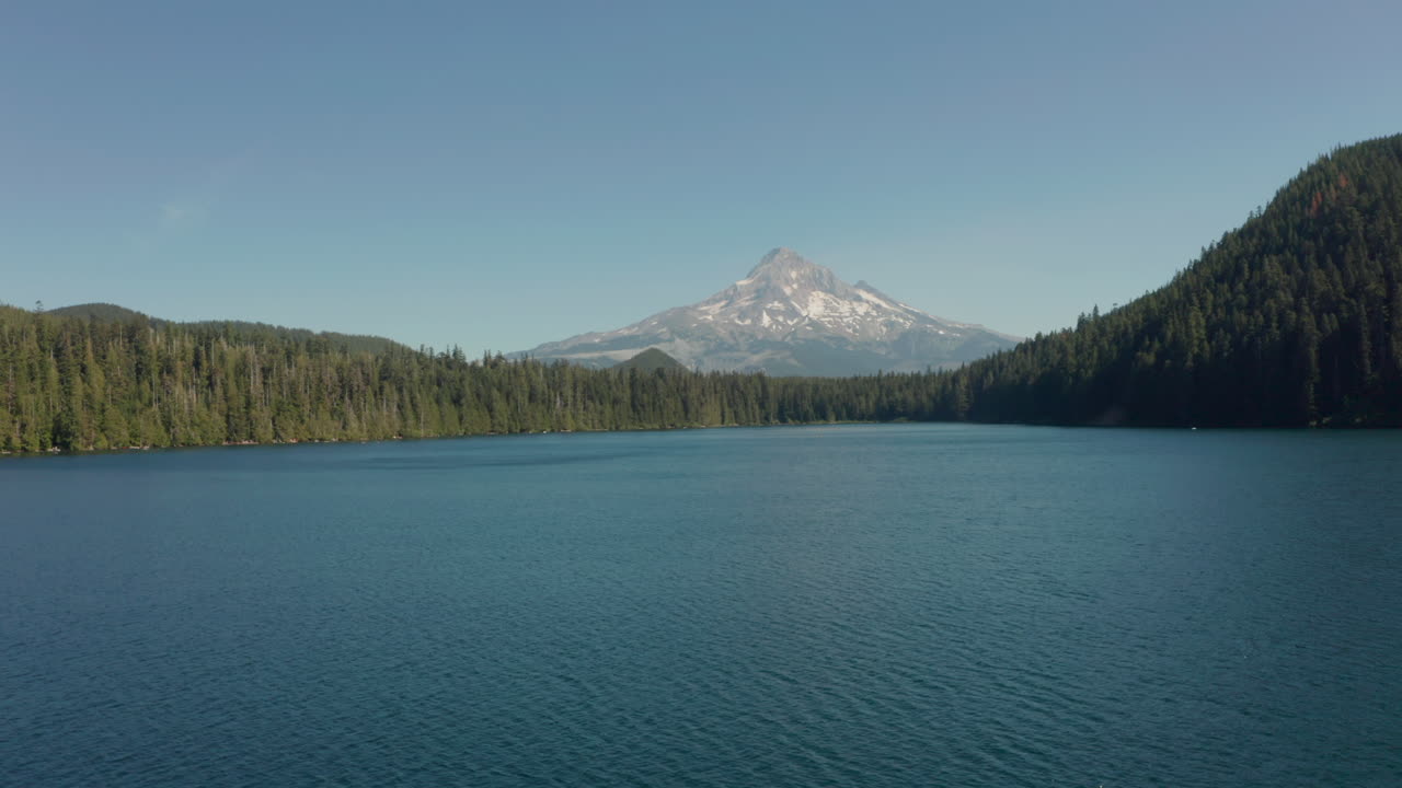 tiro aéreo bajo sobre el lago perdido hacia el monte hood oregón