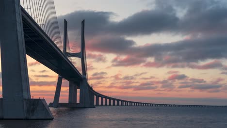 Timelapse-Del-Amanecer-Del-Famoso-Puente-Vasco-Da-Gama-En-Lisboa,-Portugal