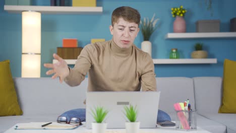 un joven estudiante que tiene un colapso nervioso.