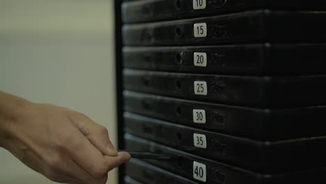 clases en la sala de deportes para personas con discapacidad 2 personas aumentan el peso para el entrenamiento posterior