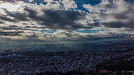 Hyeprlapse-Aéreo-De-Una-Mañana-Muy-Ventosa-En-La-Ciudad-De-México-Con-Nubes-Y-Rayos-De-Luz