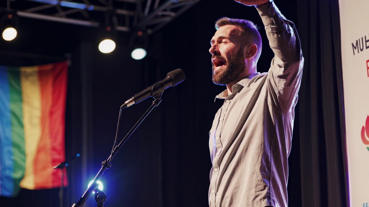 hombre dando un discurso en el escenario en un evento