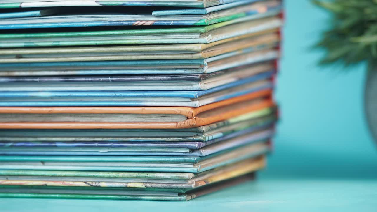 una pila de libros infantiles coloridos