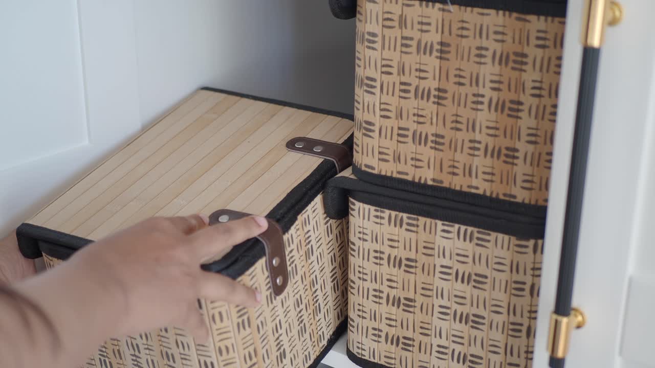 옷장 에 있는 보관 상자 들 을 정리 하는 일