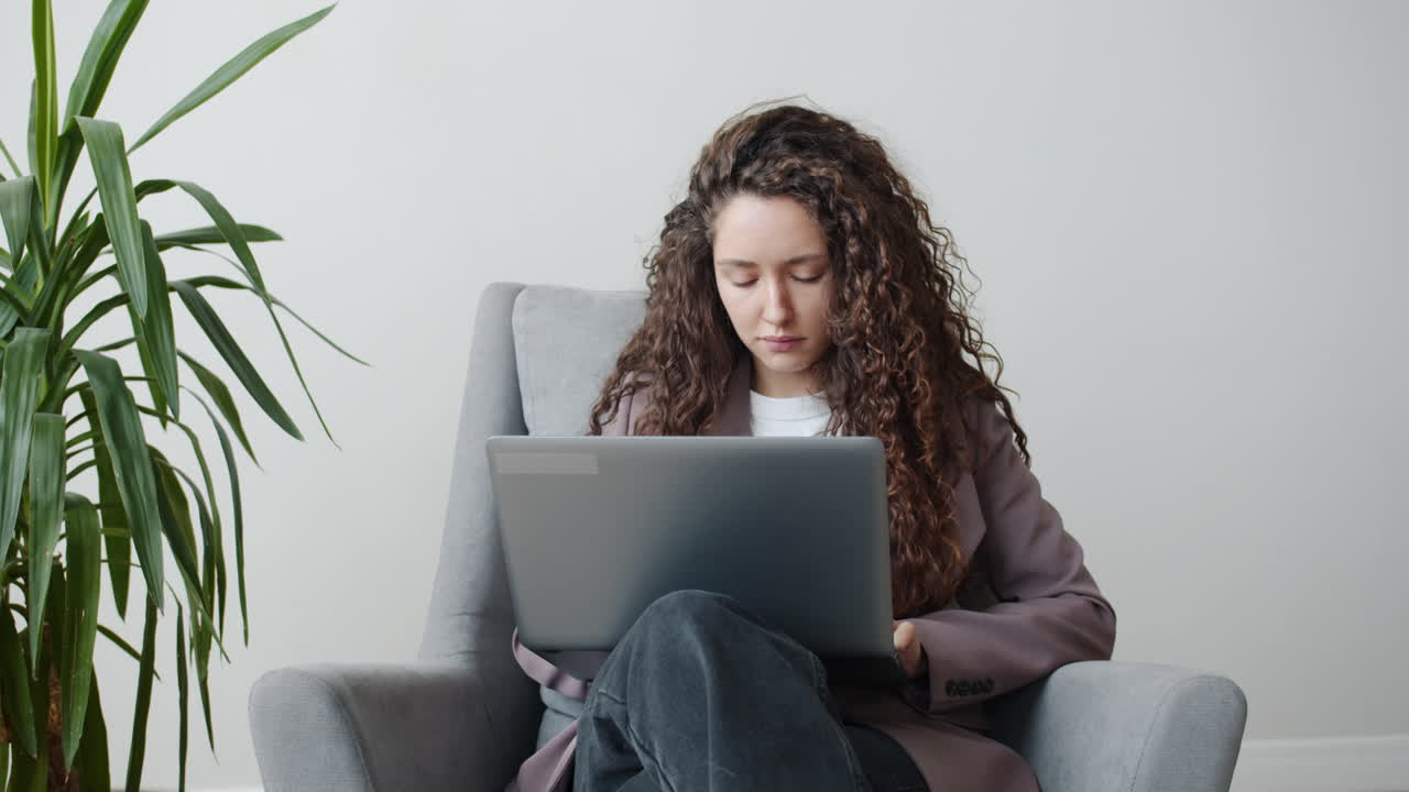 Mujer que trabaja en la computadora portátil