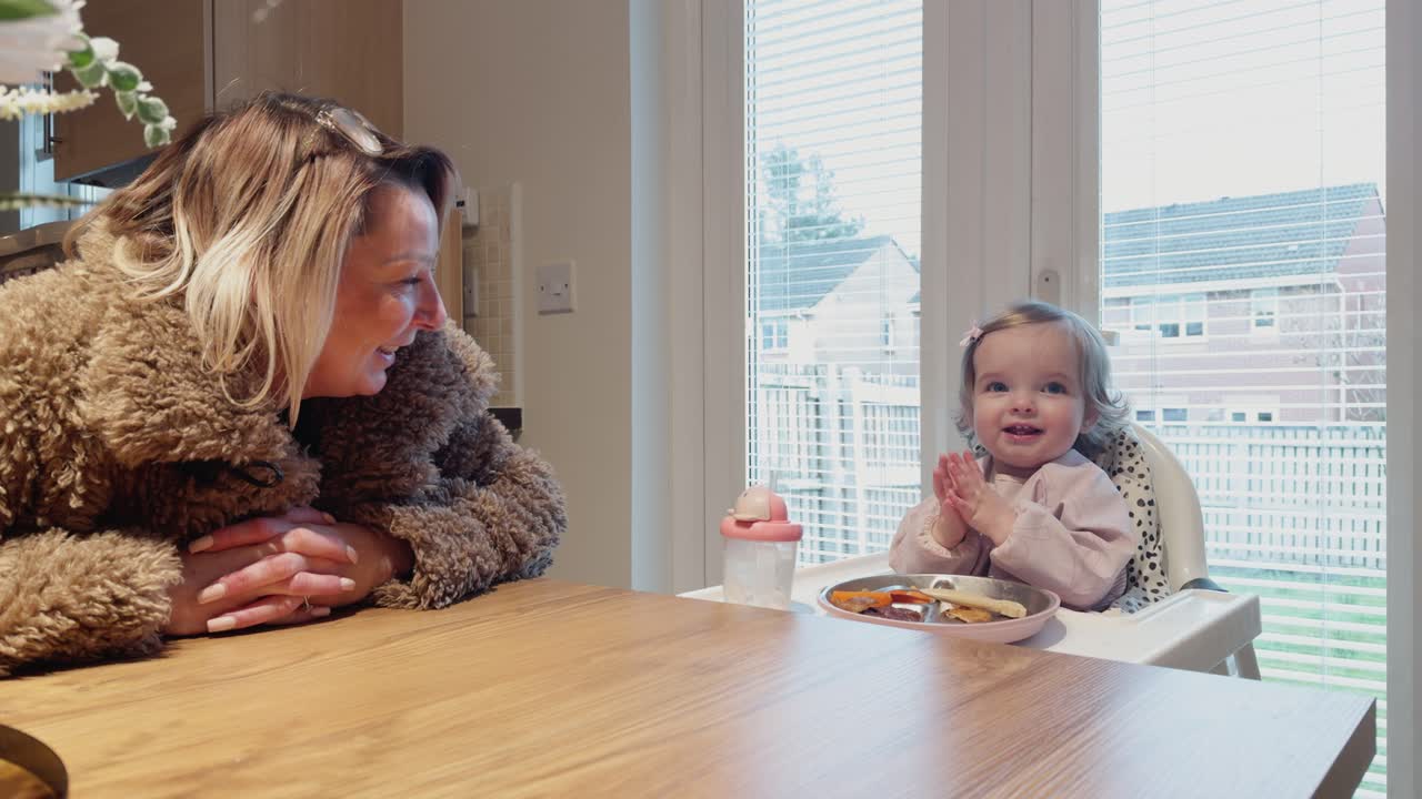 Familiegenerasjoner, Godt humør, Bånd og tilknytning, Babypike, Middagsmåltid