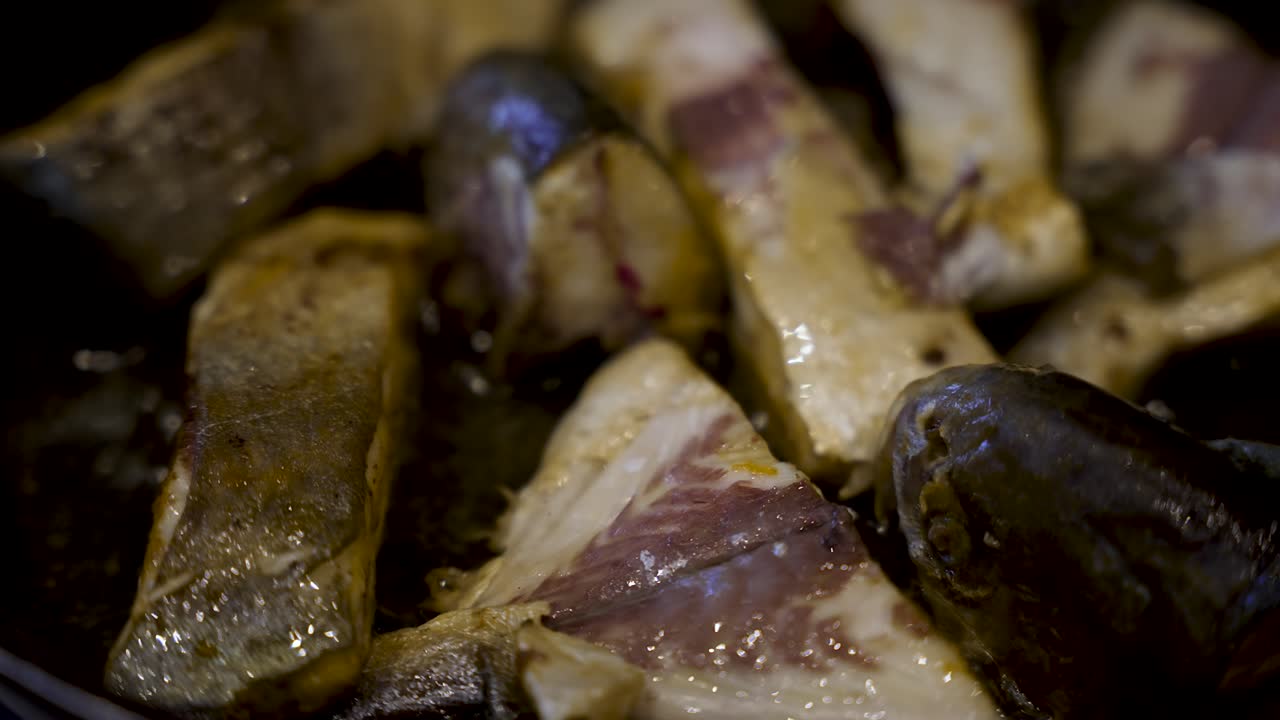 Primo piano di pezzi di pesce fritti