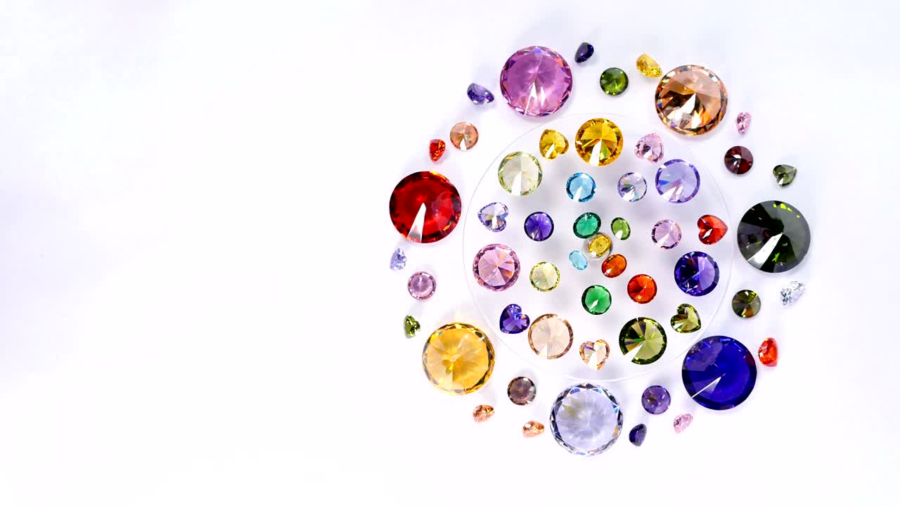 bellissimi diamanti si girano sulla vetrina rotante dei diamanti.