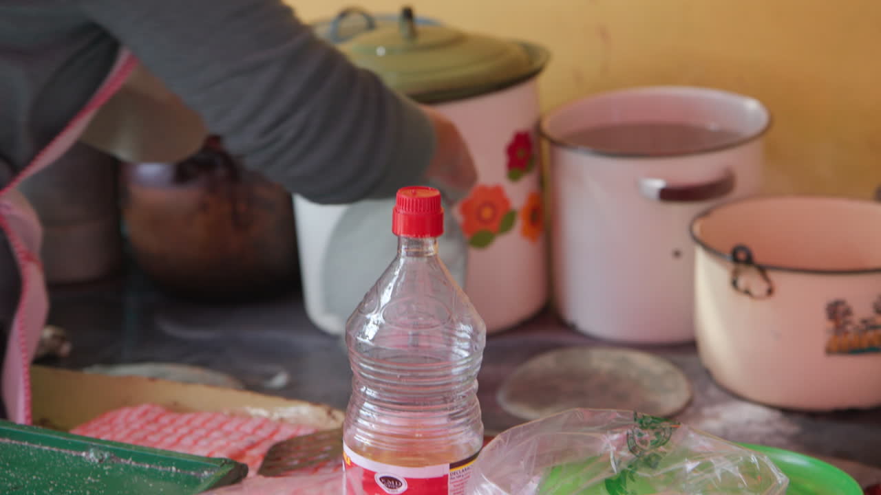 토르 ⁇ 라 프레스 와 뜨거운 접시 를 사용 하여 신선 한 토르 ⁇ 라 를 요리 하는 여자