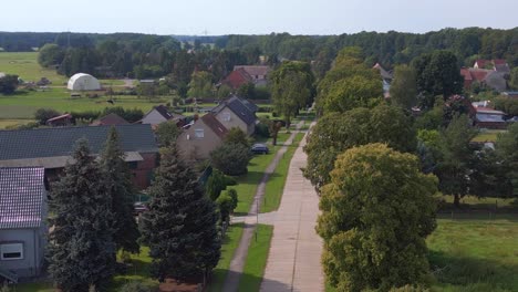 Sommertag-Auto-Auf-Der-Straße-Im-Dorf