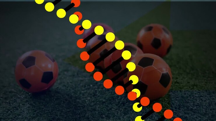 Animazione di struttura del DNA che ruota su primo piano di più palloni da calcio su campo in erba.