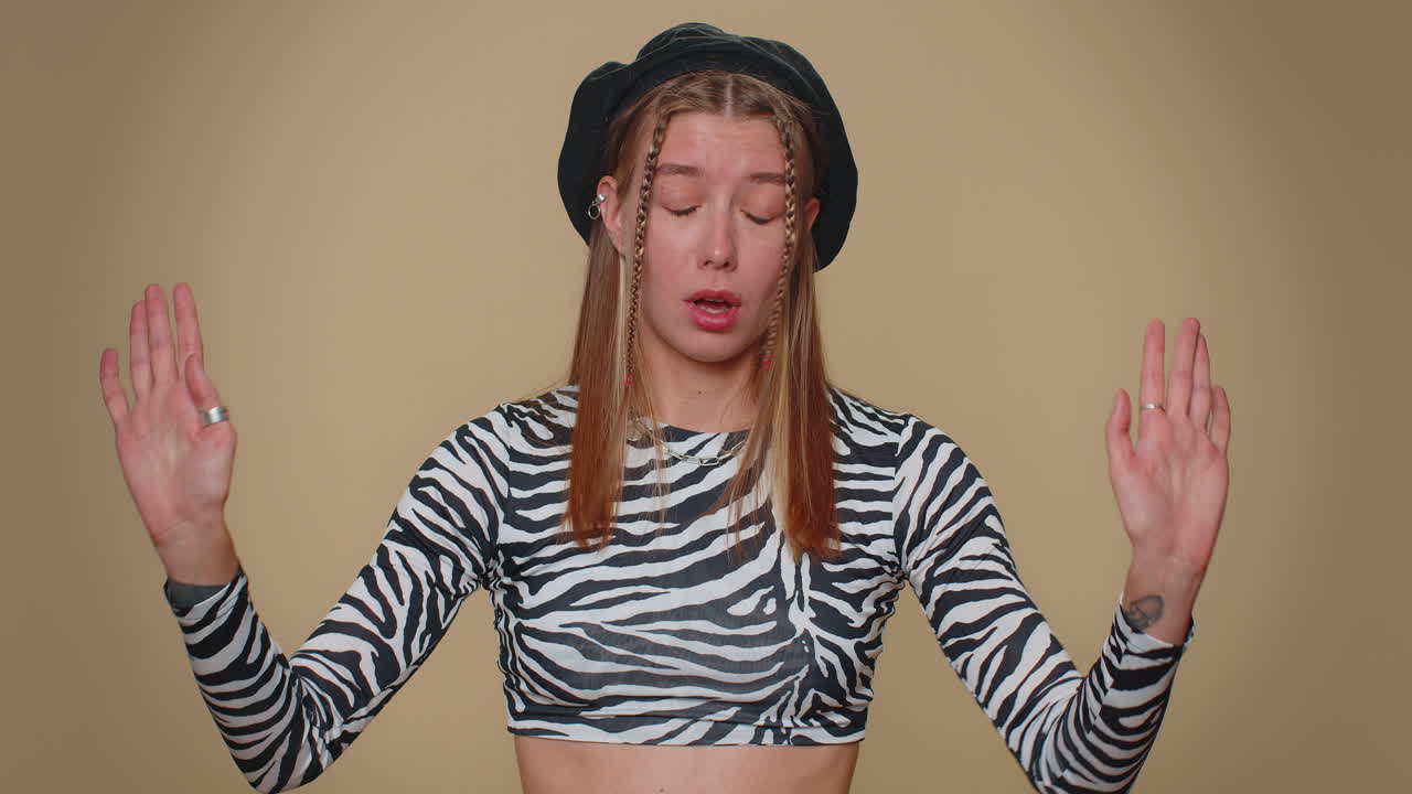 타임아웃, 휴식이 필요해, 피곤해, 심각하게 화가 난다. 예쁜 젊은 여성이 잠시 멈추고, 느하게 몸짓을 하고, 멈춰라.