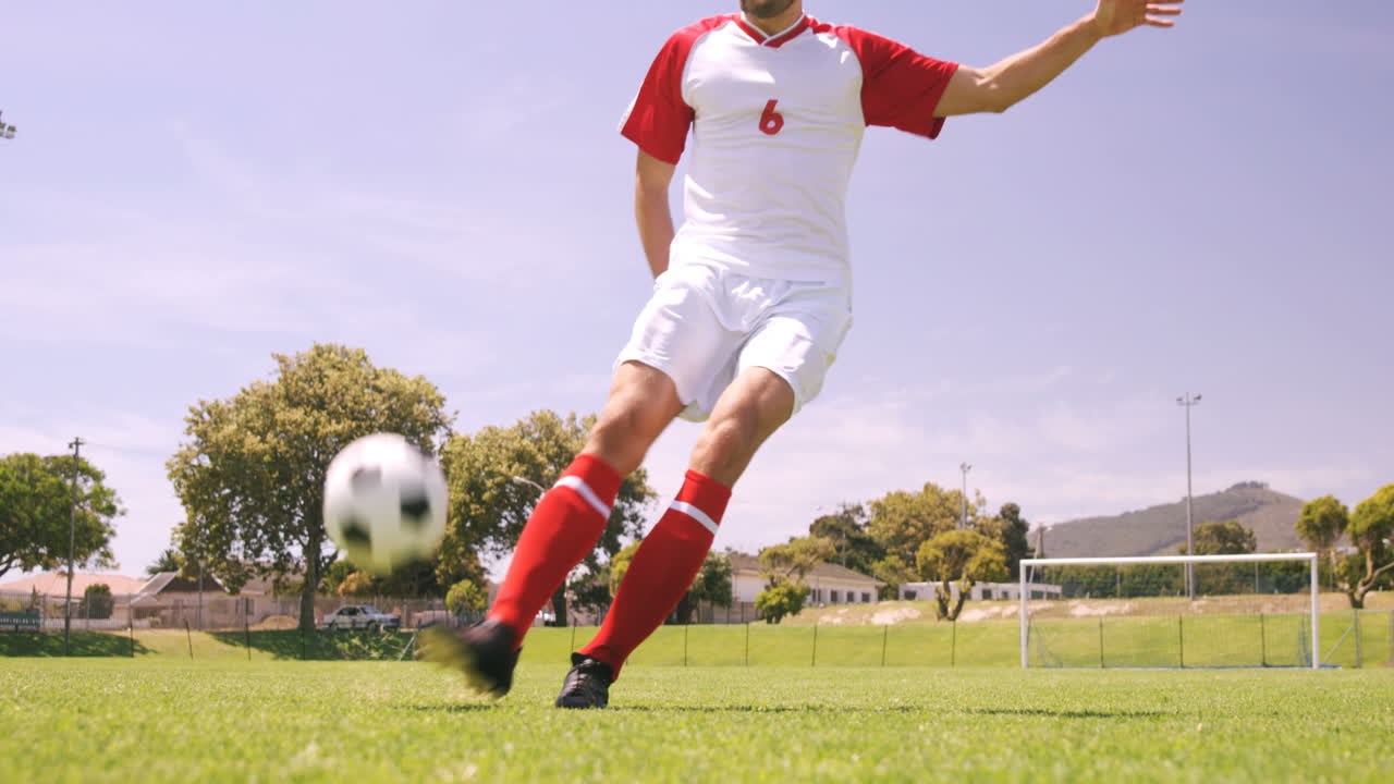 공을 차는 축구 선수