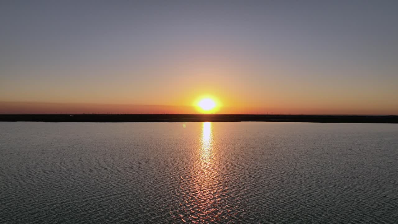 포트 베이와 일몰의 조감도