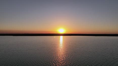 vista aérea de la bahía del puerto y la puesta de sol