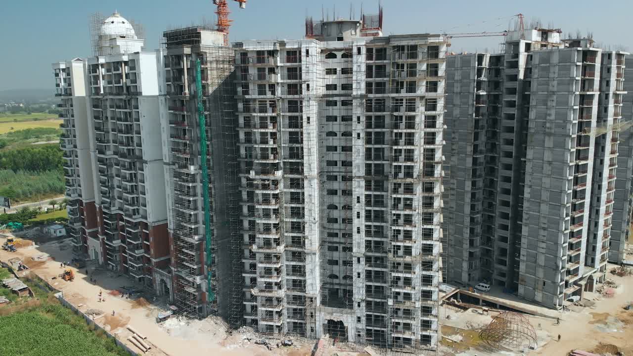 vista aérea de la construcción del rascacielos en las afueras de la ciudad