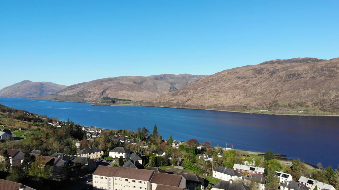 Droneopptak som trekker seg tilbake og avslører Fort William og Loch Linnhe, Skottland.