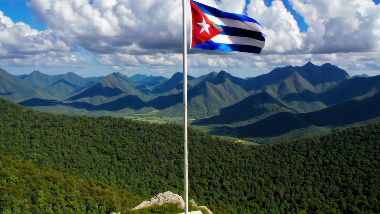 Bandiera cubana che sventola alta tra le montagne