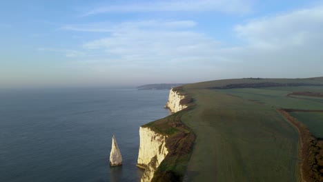 llanuras verdes en los antiguos acantilados de harry rocks, condado de dorset, inglaterra