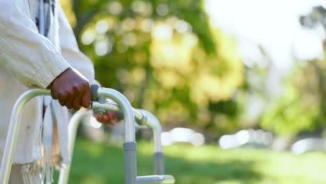 Ältere-Person,-Im-Freien-Und-Hands-on-Walker