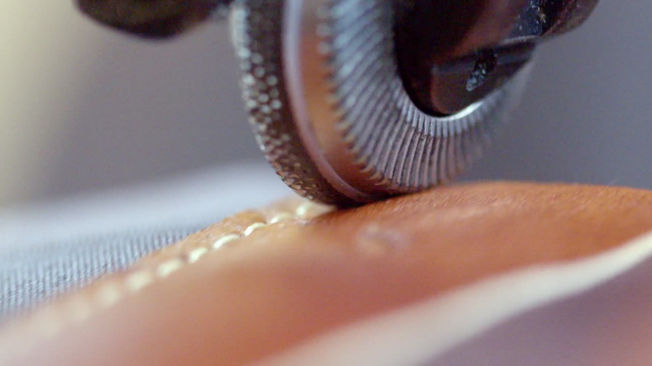 vista de cerca, piezas de cuero, cosidas juntas para crear productos finales