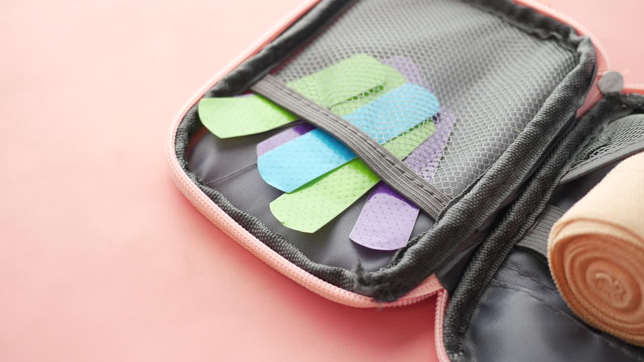 vendaje adhesivo sobre un fondo blanco