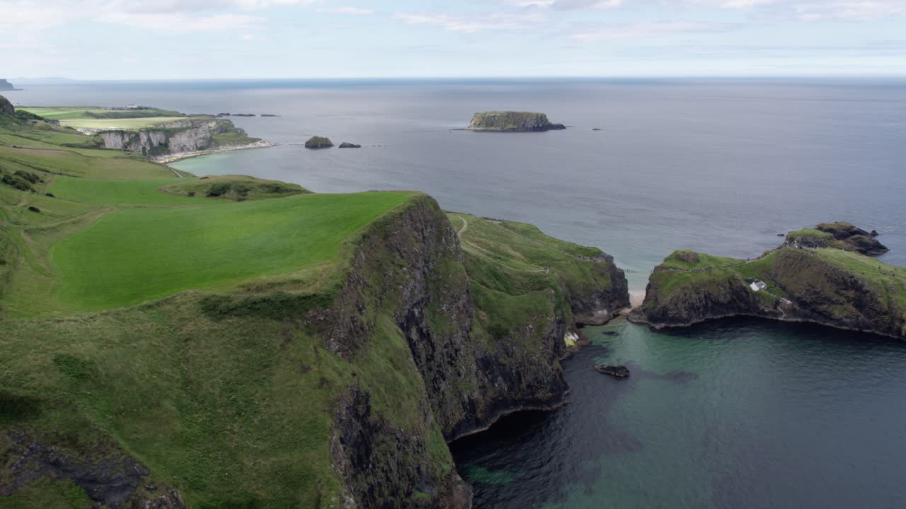 puente de cuerda carrick-a-rede, parte de la ruta costera de la calzada en la costa norte de irlanda del norte