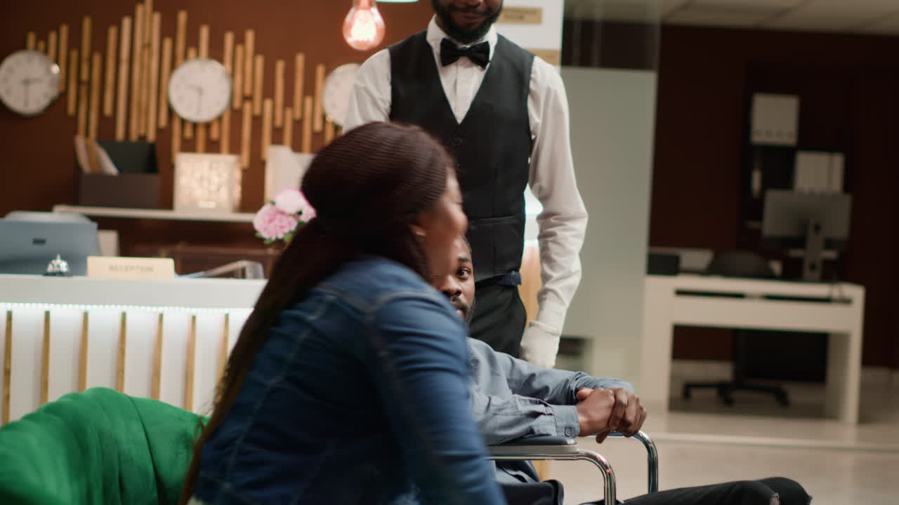 el turista en silla de ruedas llega al hotel.