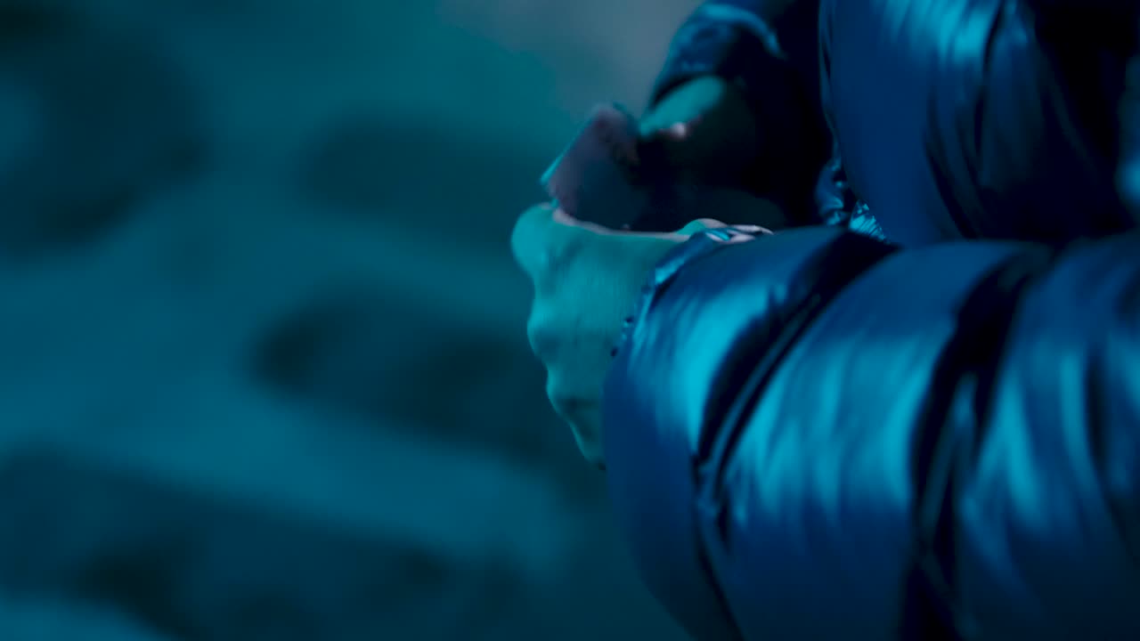 el joven cuenta su dinero por la noche.