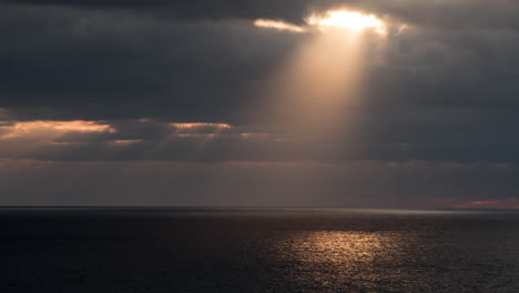 Timelapse-Rayos-De-Sol-Sobre-Un-Océano