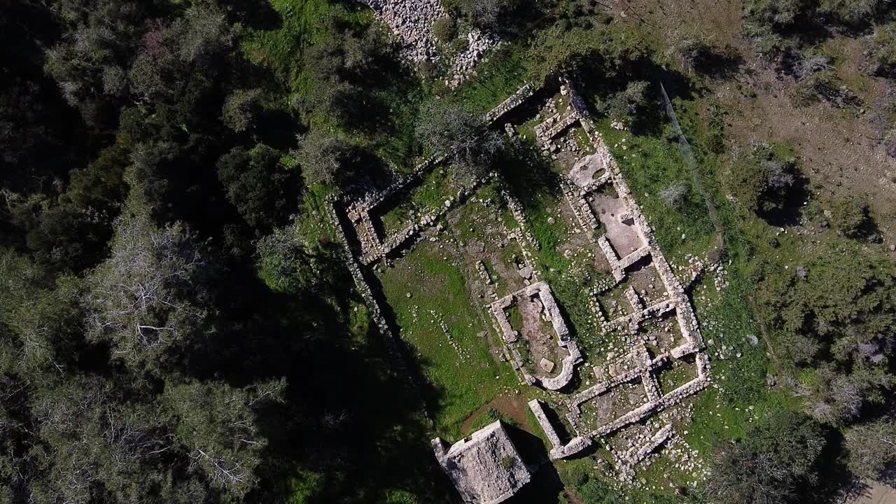 vista aérea mirando hacia abajo sobre las ruinas de pyrgos tis rigenas, monasterio bizantino de la torre rigena en akamas, chipre
