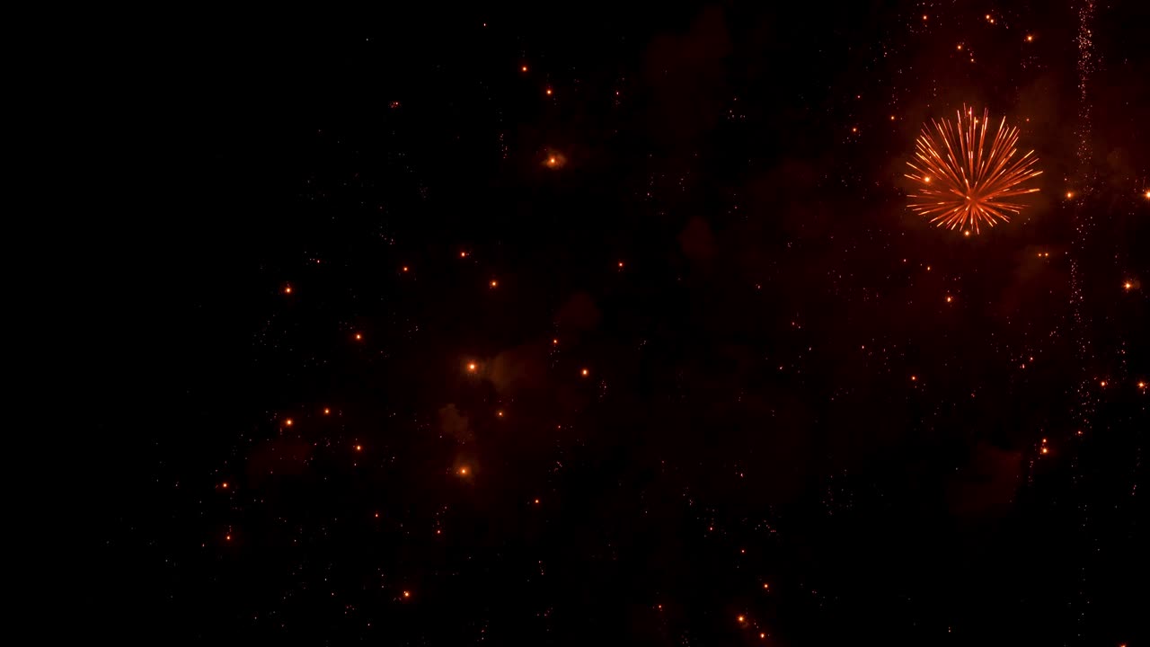 fuegos artificiales explotando en el cielo nocturno. celebrar en cualquier evento. año nuevo. día nacional. diwali. disparo real.