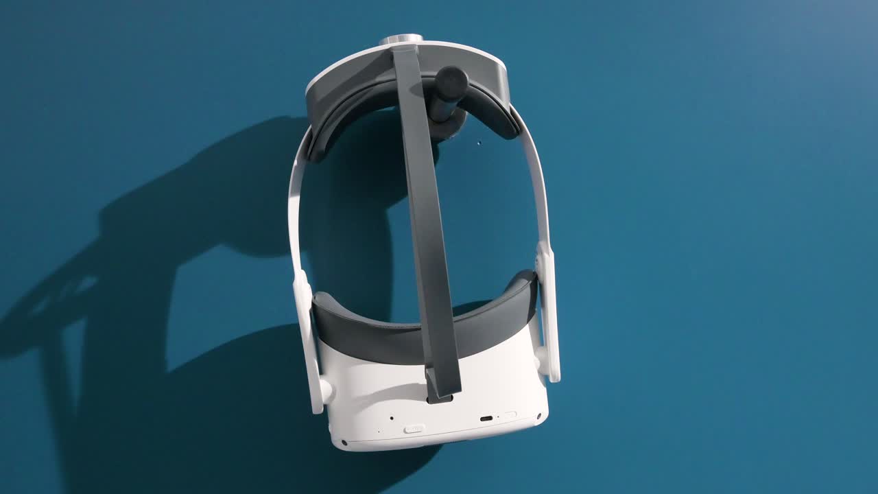 un auricular de realidad virtual para experimentar un simulador de aventura inmersivo descansa en un colgador de pared