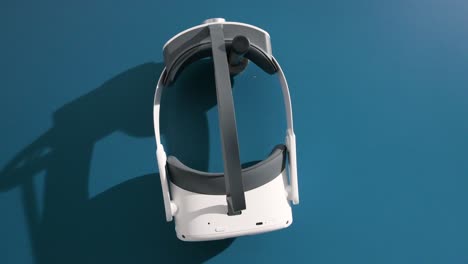 Un-Casco-De-Realidad-Virtual-Para-Experimentar-Un-Simulador-De-Aventuras-Inmersivo-Descansa-Sobre-Un-Colgador-De-Pared