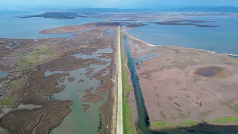 Toma-Aérea-De-La-Frontera-Natural-Del-Río-Delta-Evros-De-Grecia,-Imágenes-De-4k