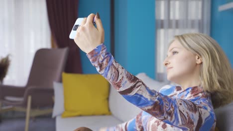 Fröhliche-Und-Coole-Junge-Frau,-Die-Zu-Hause-Ein-Foto-Am-Telefon-Macht