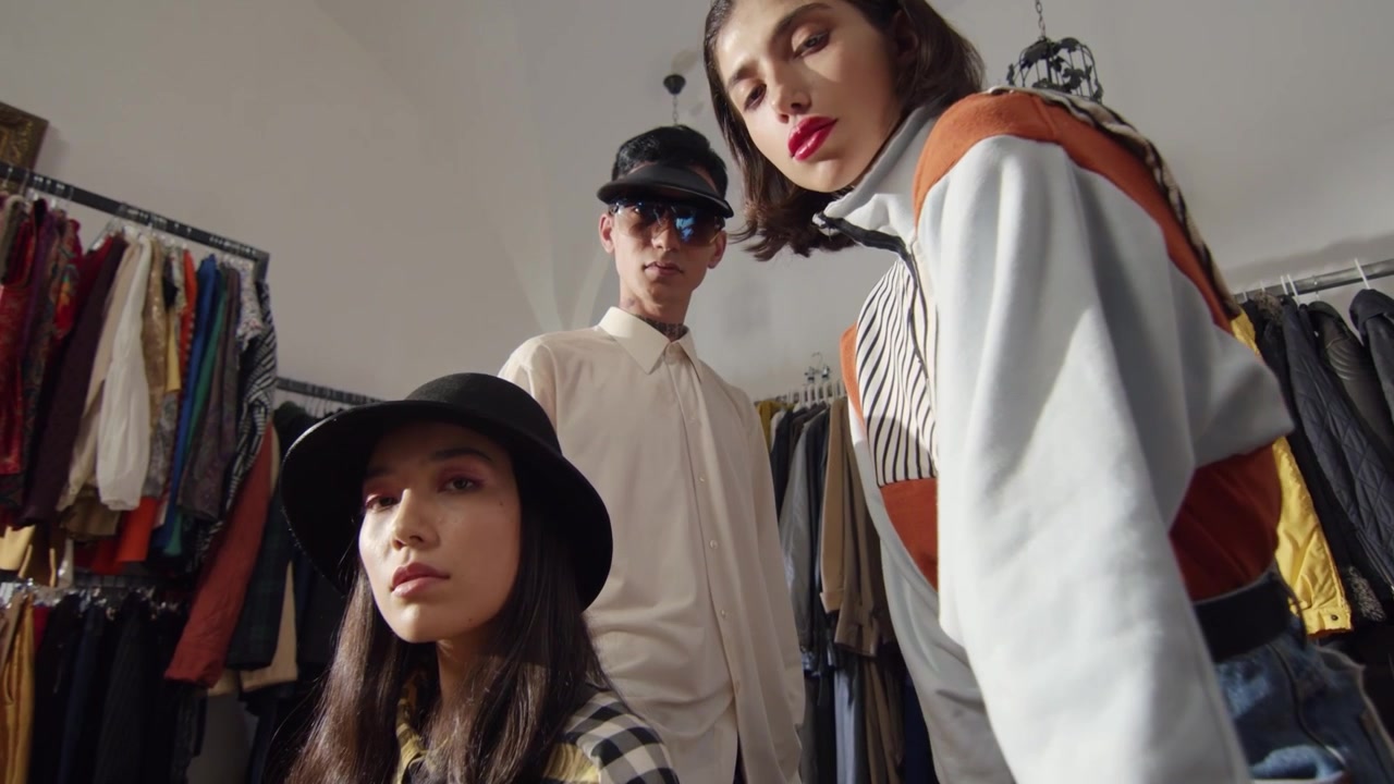 Modelos Jovens Estilosos Posando em uma Loja de Roupas da Moda