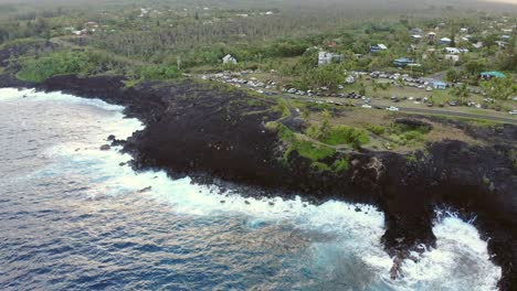 seaview y su espacio de césped mostrado desde el océano volando sobre acantilados negros y una reunión de personas y coches un domingo por la noche al atardecer