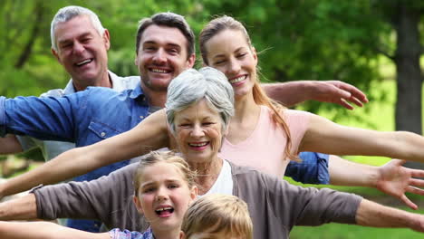 Familia-Extendida-De-Pie-En-El-Parque-Juntos-Posando